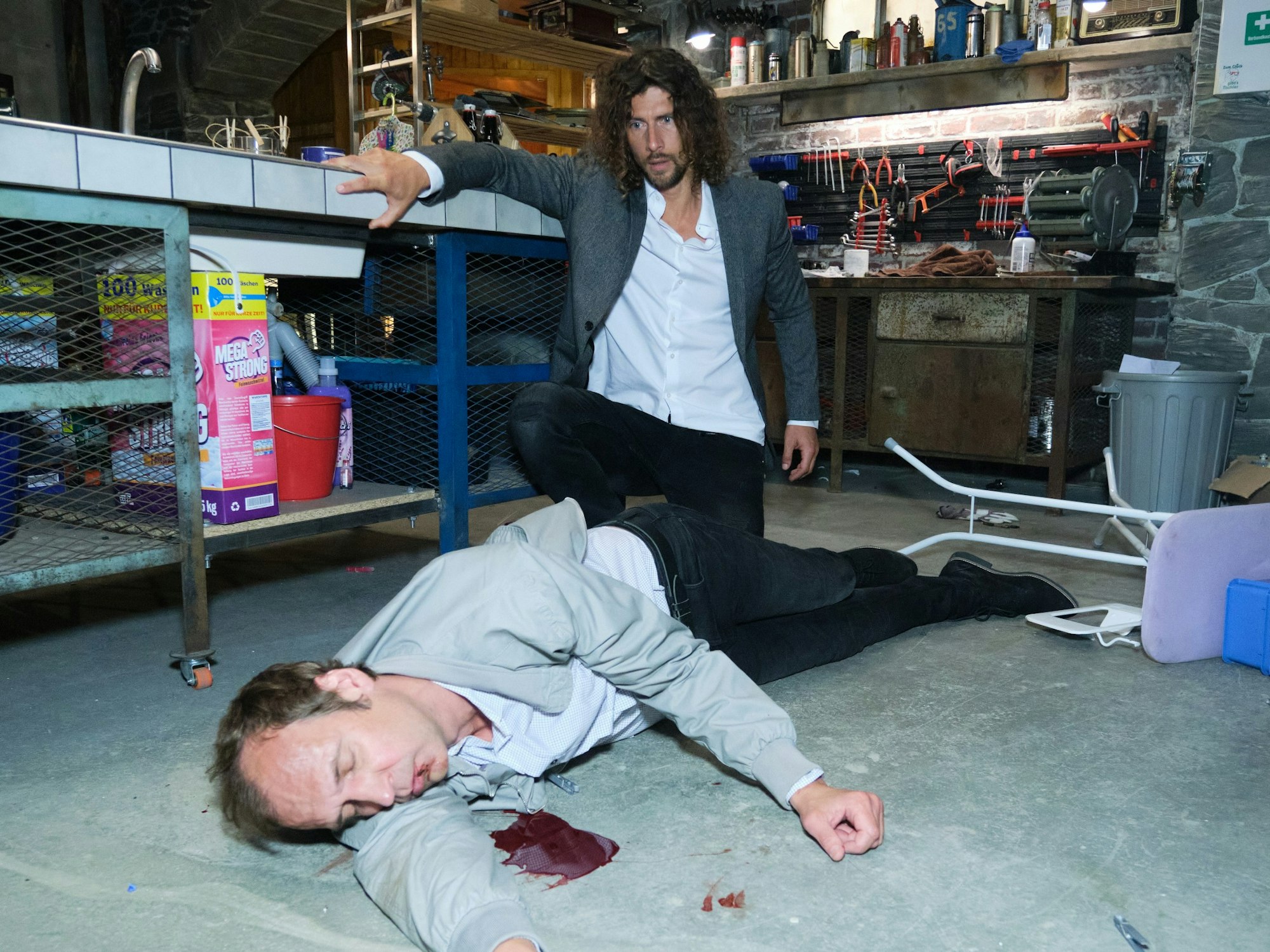 Szene aus Unter uns: Jakob Graf und Torsten Knippertz spielen Streit-Szene.