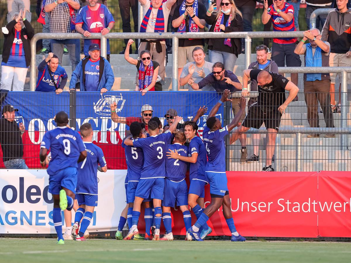 Die Spieler des KFC Uerdingen jubeln nach dem Treffer zum 1:0, bei dem Spiel der Regionalliga West zwischen KFC Uerdingen - SC Wiedenbrueck im Stadion Velbert am 25. August 2021 in Velbert.