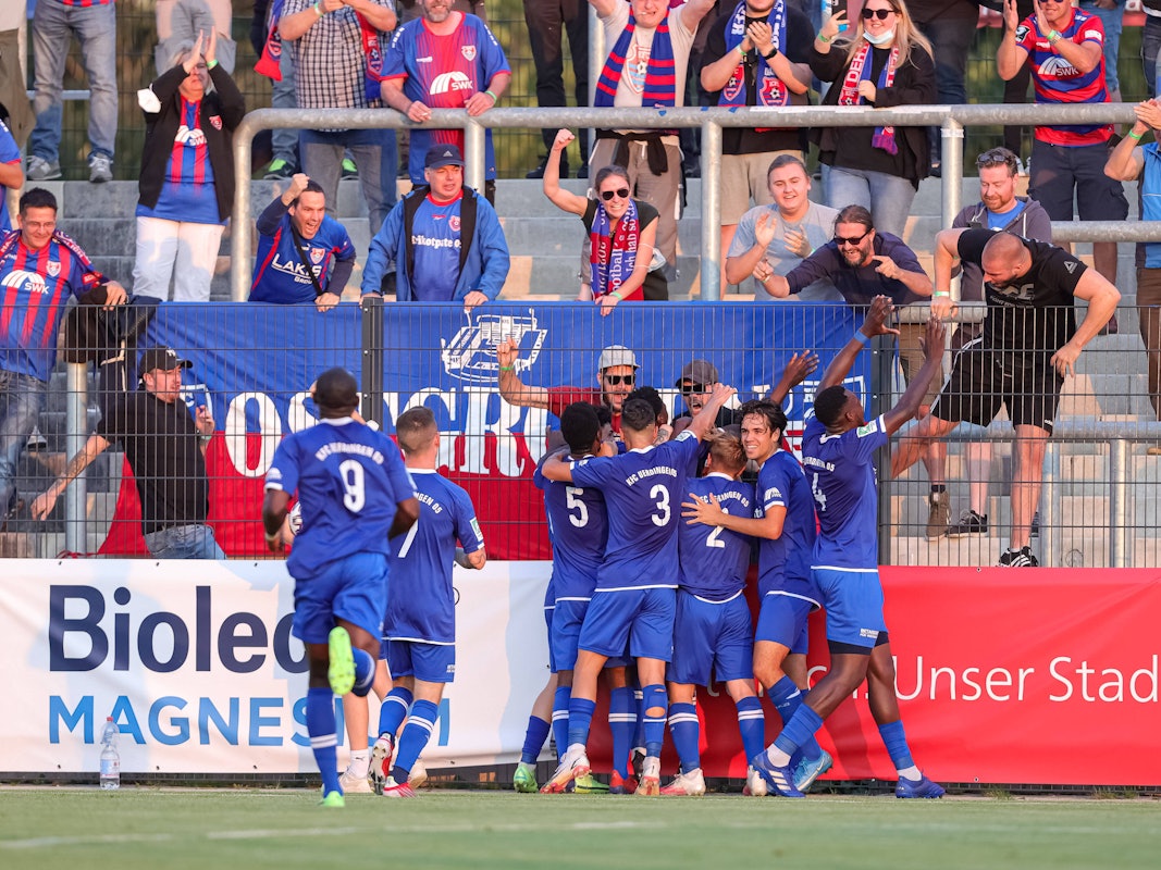Die Spieler des KFC Uerdingen jubeln nach dem Treffer zum 1:0, bei dem Spiel der Regionalliga West zwischen KFC Uerdingen - SC Wiedenbrueck im Stadion Velbert am 25. August 2021 in Velbert.