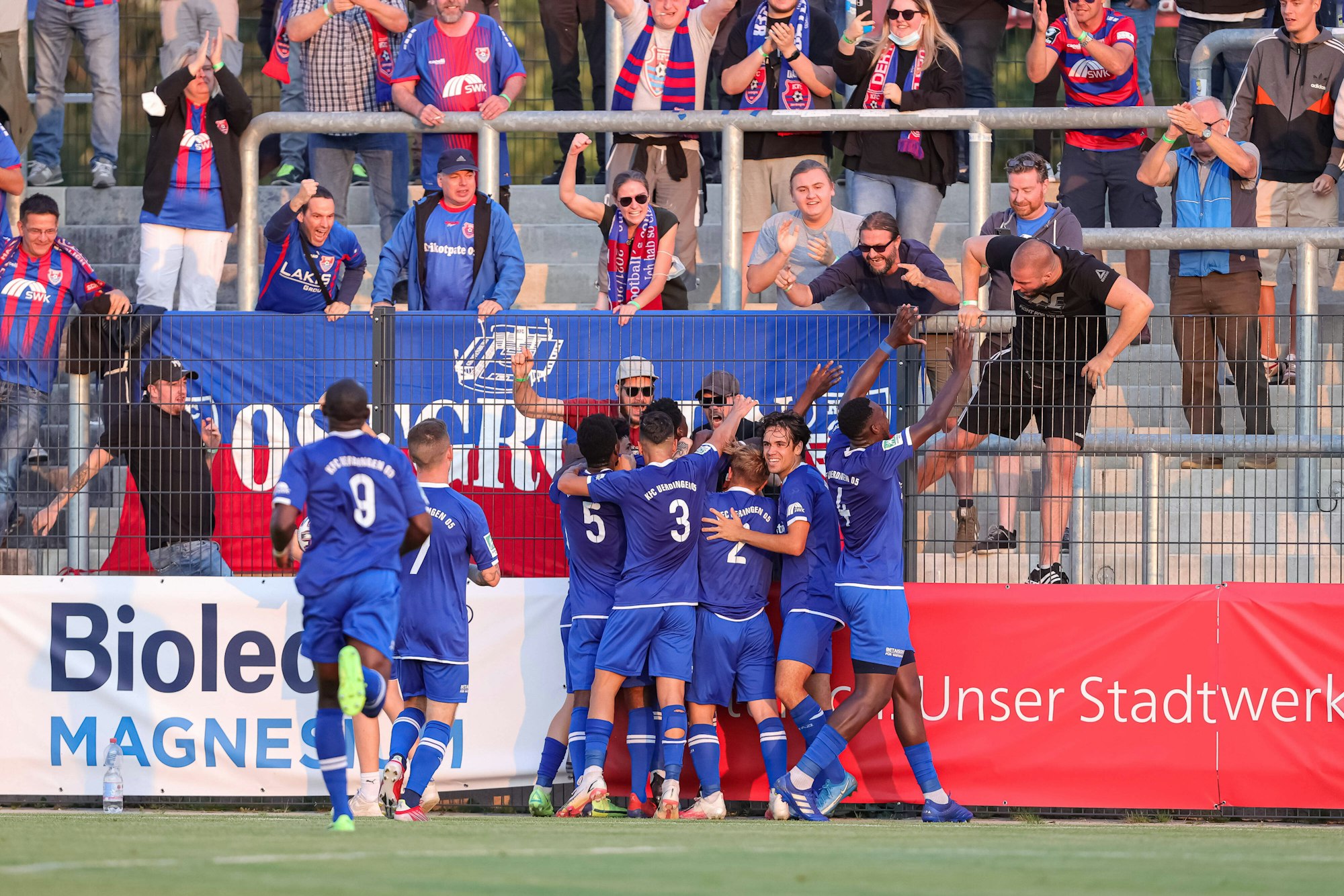 Die Spieler des KFC Uerdingen jubeln nach dem Treffer zum 1:0, bei dem Spiel der Regionalliga West zwischen KFC Uerdingen - SC Wiedenbrueck im Stadion Velbert am 25. August 2021 in Velbert.