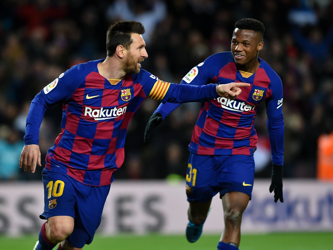 Leo Messi und Ansu Fati bejubeln ein Tor des FC Barcelona.