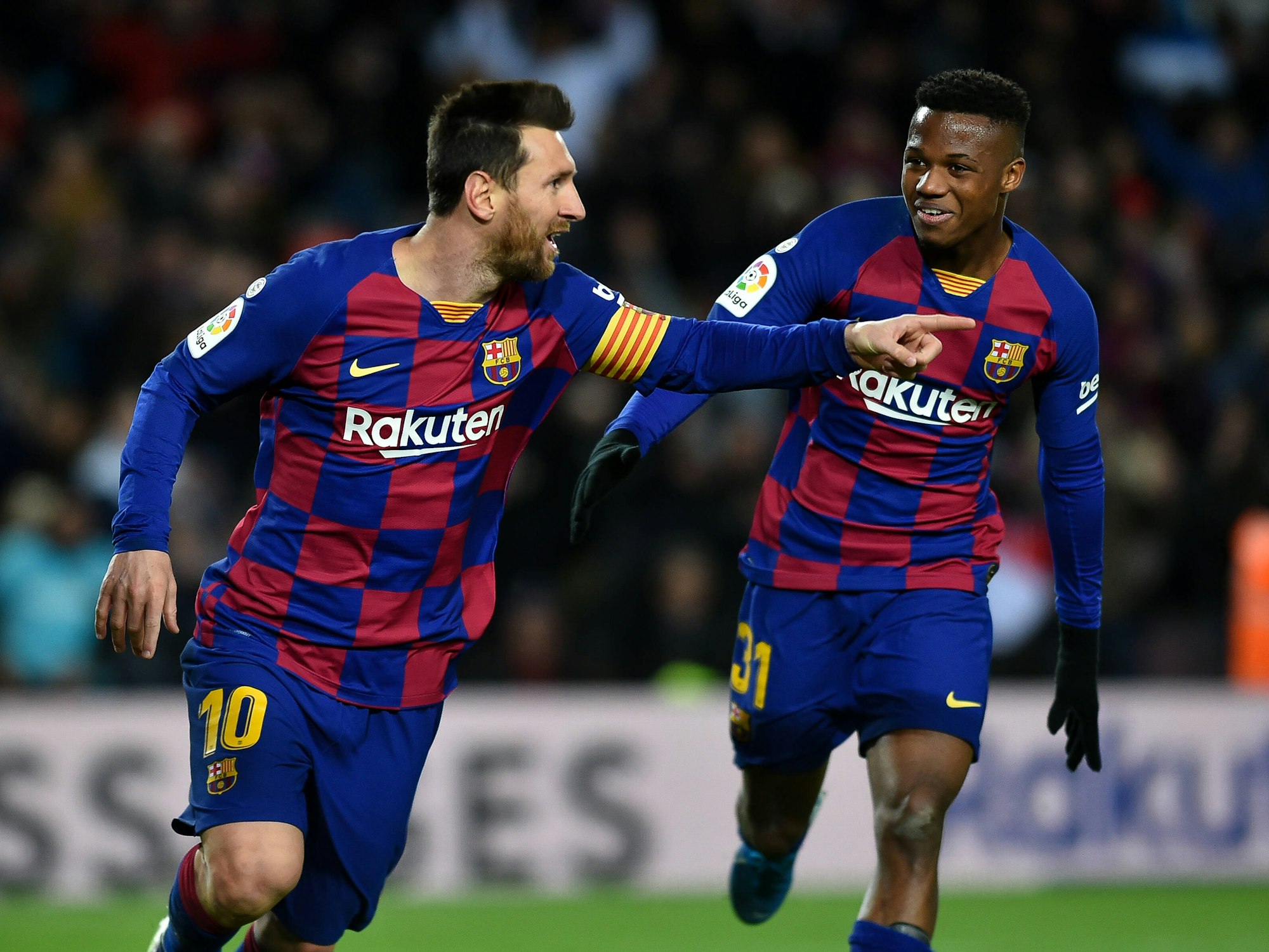 Leo Messi und Ansu Fati bejubeln ein Tor des FC Barcelona.