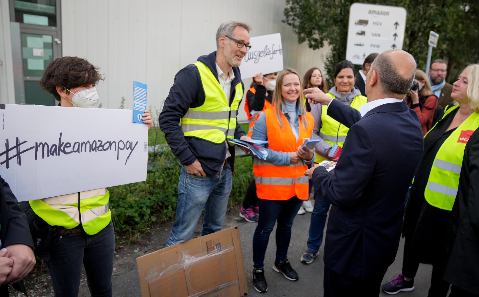 Olaf Scholz, Bundesminister der Finanzen und SPD-Kanzlerkandidat, unterhält sich beim bundesweiten Verdi-Aktionstag mit Gewerkschaftsmitgliedern vor einem Amazon-Logistikzentrum in Stadtteil Lankwitz.