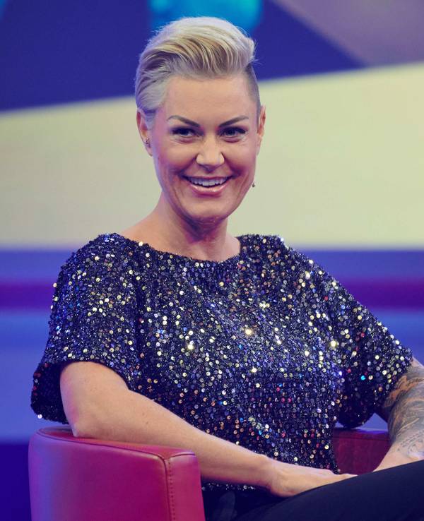 Die Ärztin Dr. Carola Holzner sitzt in einem Fernsehstudio.