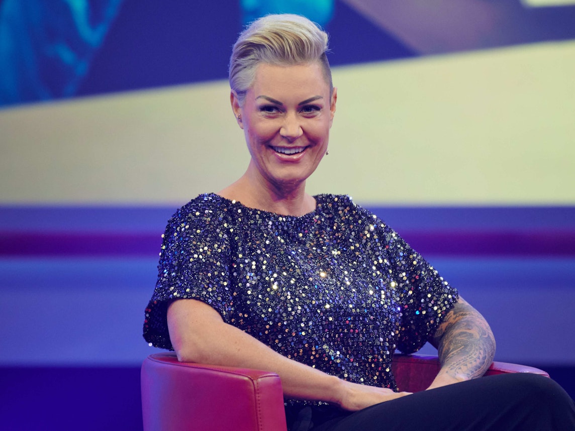 Die Ärztin Dr. Carola Holzner sitzt in einem Fernsehstudio.