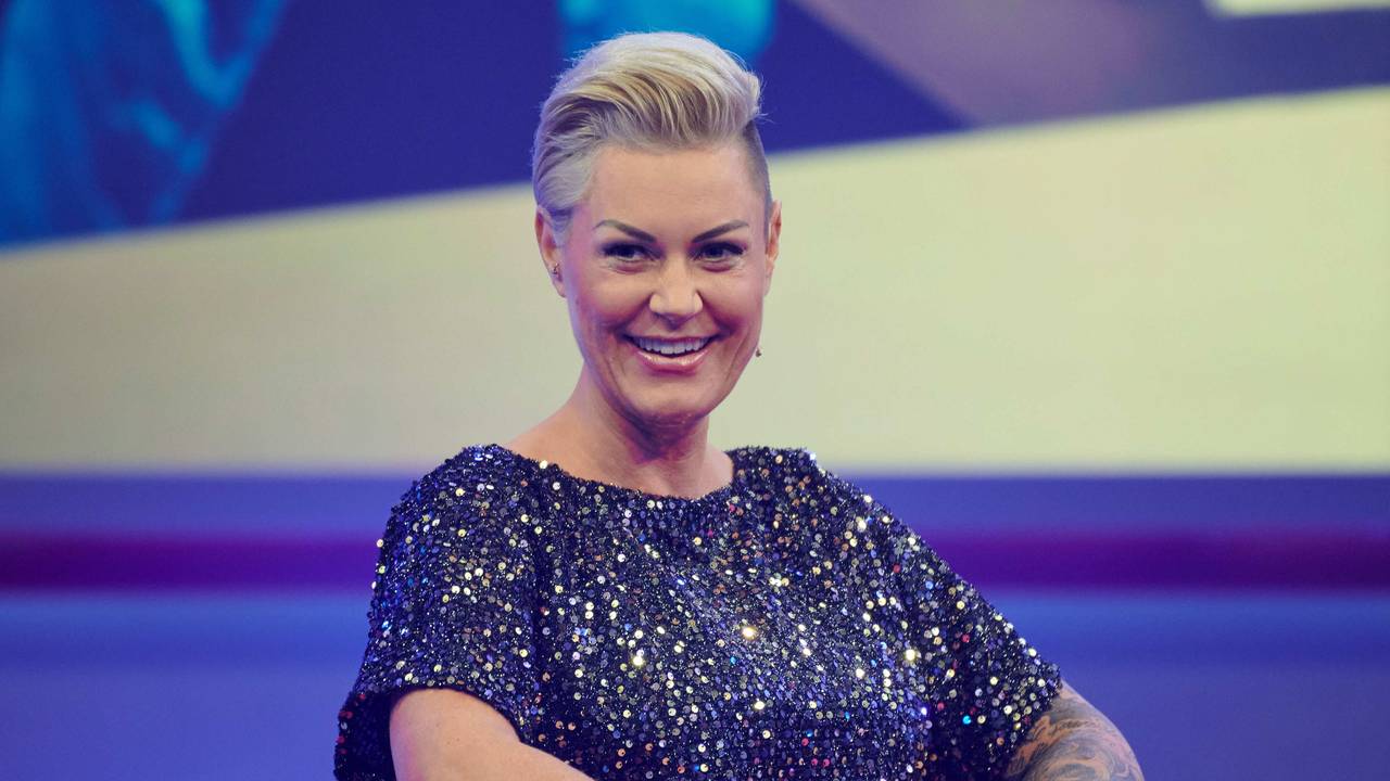Die Ärztin Dr. Carola Holzner sitzt in einem Fernsehstudio.