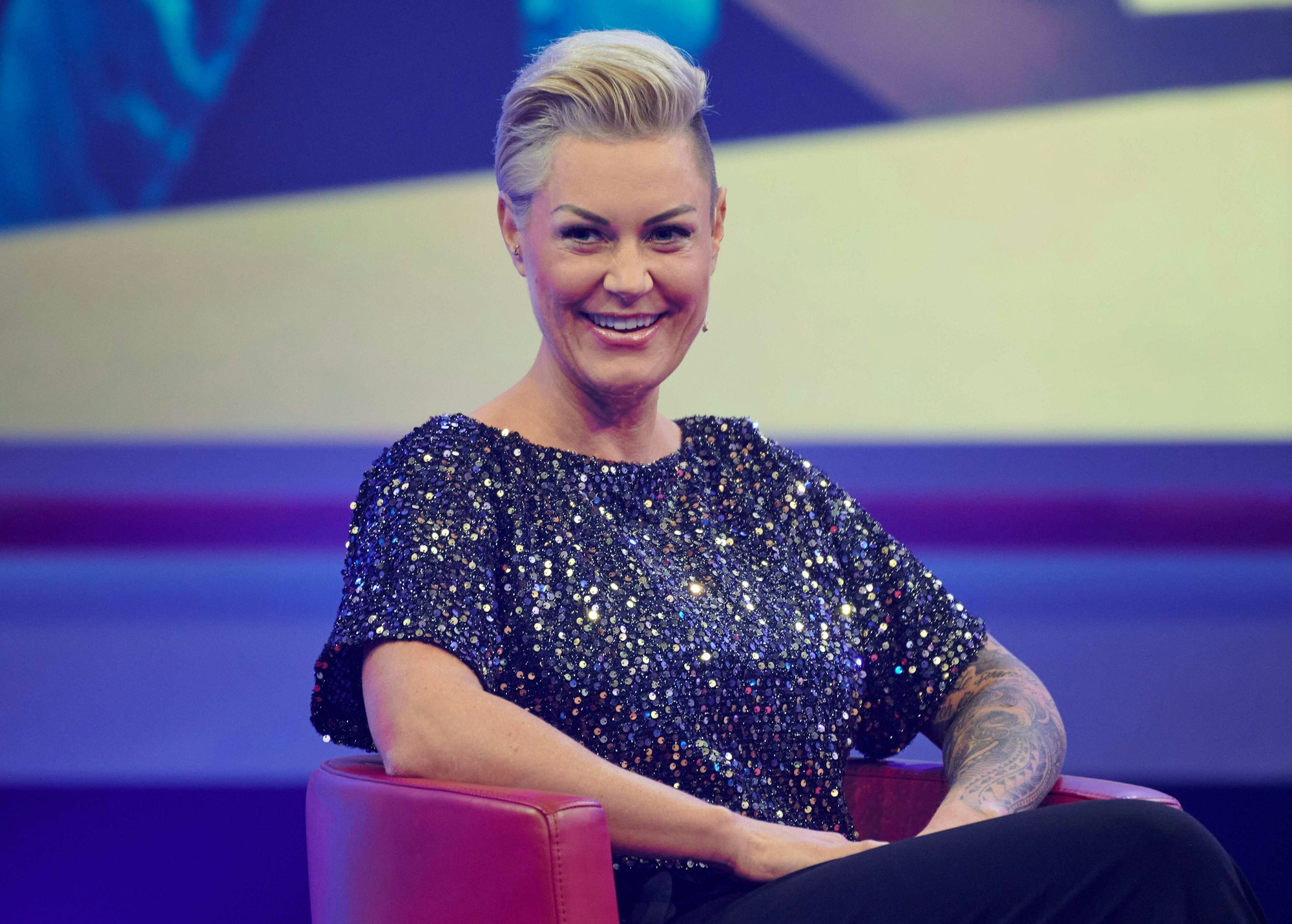 Die Ärztin Dr. Carola Holzner sitzt in einem Fernsehstudio.