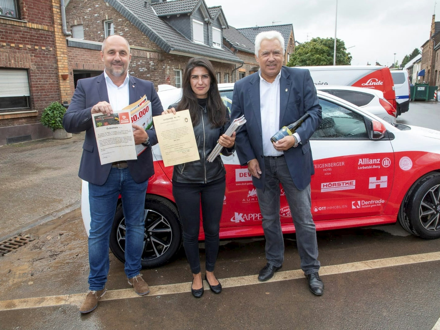 Colonia-Kochkunstverein-Chef Ernst Vleer mit Serap Güler und Frank Poczkaj mit den Gutscheinen für die Flutopfer.