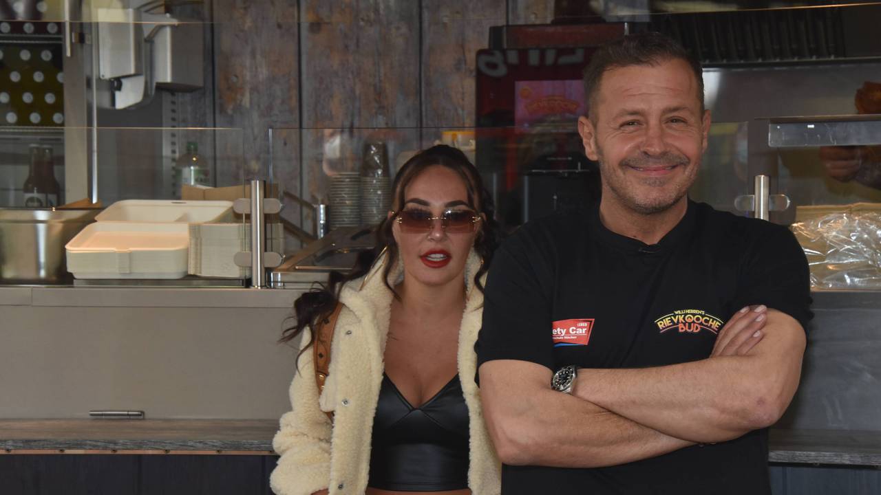 Schauspieler und Reality-Star Willi Herren und seine Tochter Alessia bei der Eröffnung seiner Willi Herrens Rievkooche Bud Willi Herren s Reibekuchen Bude, Ein Foodtruck auf dem Segros Gelände