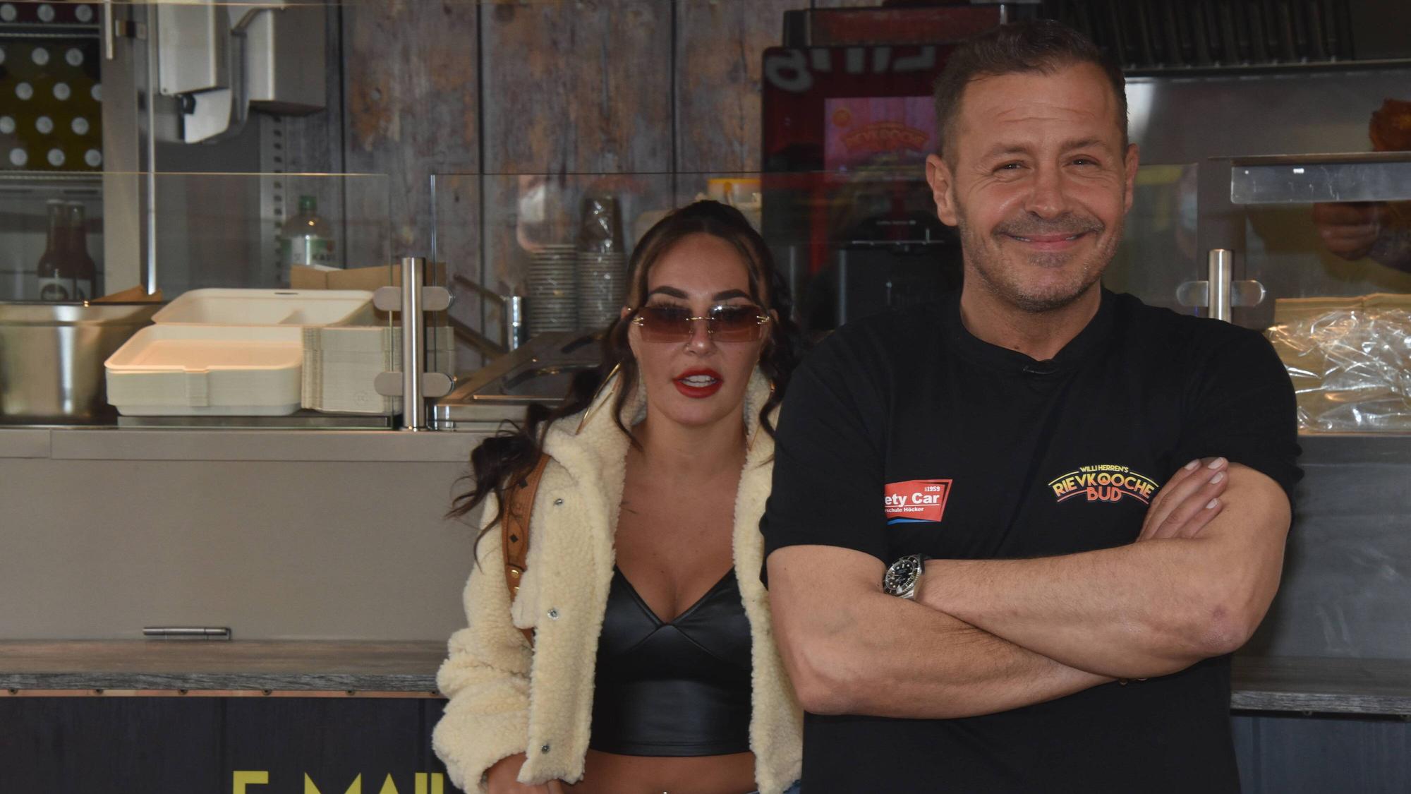 Schauspieler und Reality-Star Willi Herren und seine Tochter Alessia bei der Eröffnung seiner Willi Herrens Rievkooche Bud Willi Herren s Reibekuchen Bude, Ein Foodtruck auf dem Segros Gelände