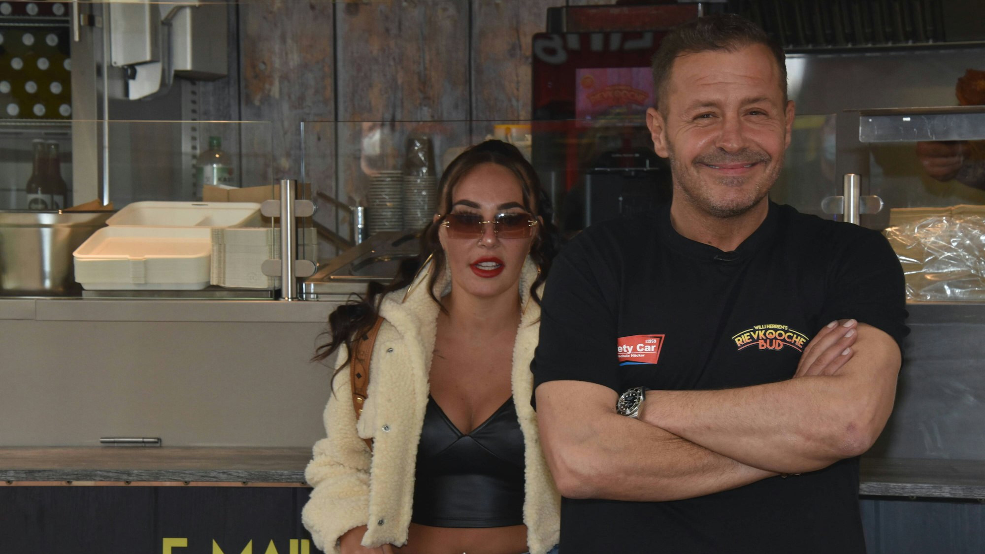 Schauspieler und Reality-Star Willi Herren und seine Tochter Alessia bei der Eröffnung seiner Willi Herrens Rievkooche Bud Willi Herren s Reibekuchen Bude, Ein Foodtruck auf dem Segros Gelände