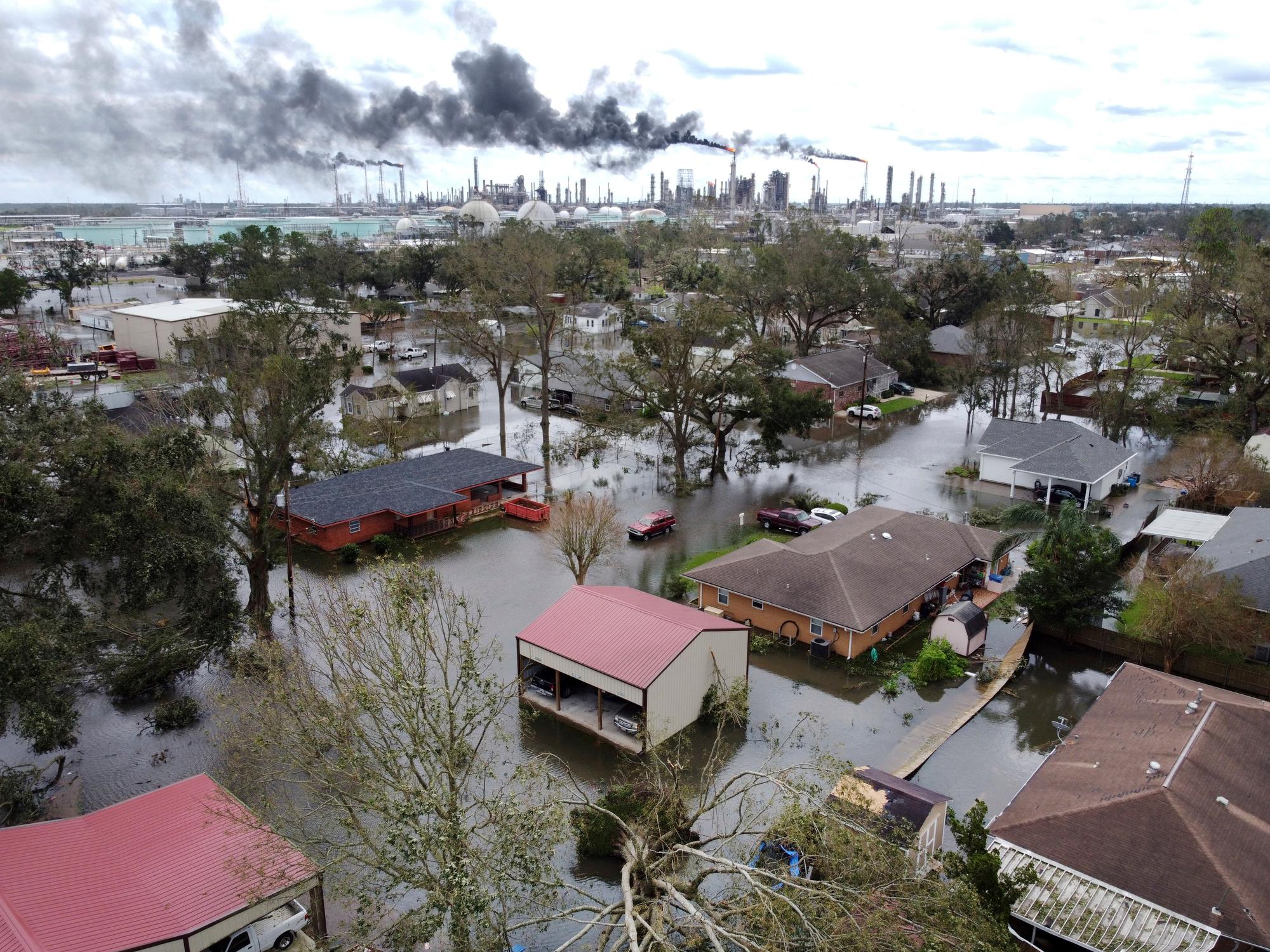 Hochwasser steht in einer Wohnsiedlung und auf dem Gelände einer Raffinerie bei Norco, Louisiana.