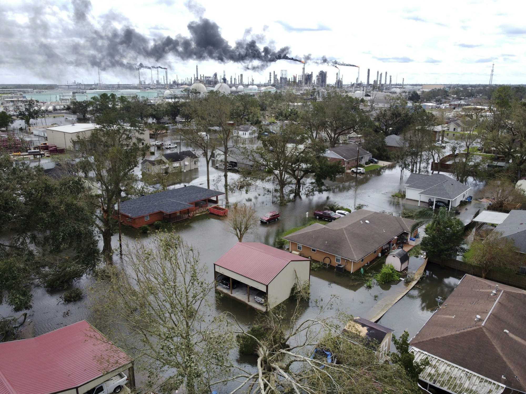 Hochwasser steht in einer Wohnsiedlung und auf dem Gelände einer Raffinerie bei Norco, Louisiana.