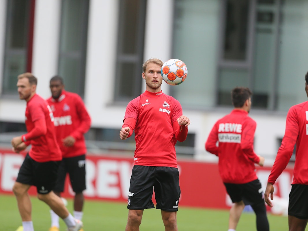 Sebastian Andersson fixiert den Ball beim Training des 1. FC Köln.