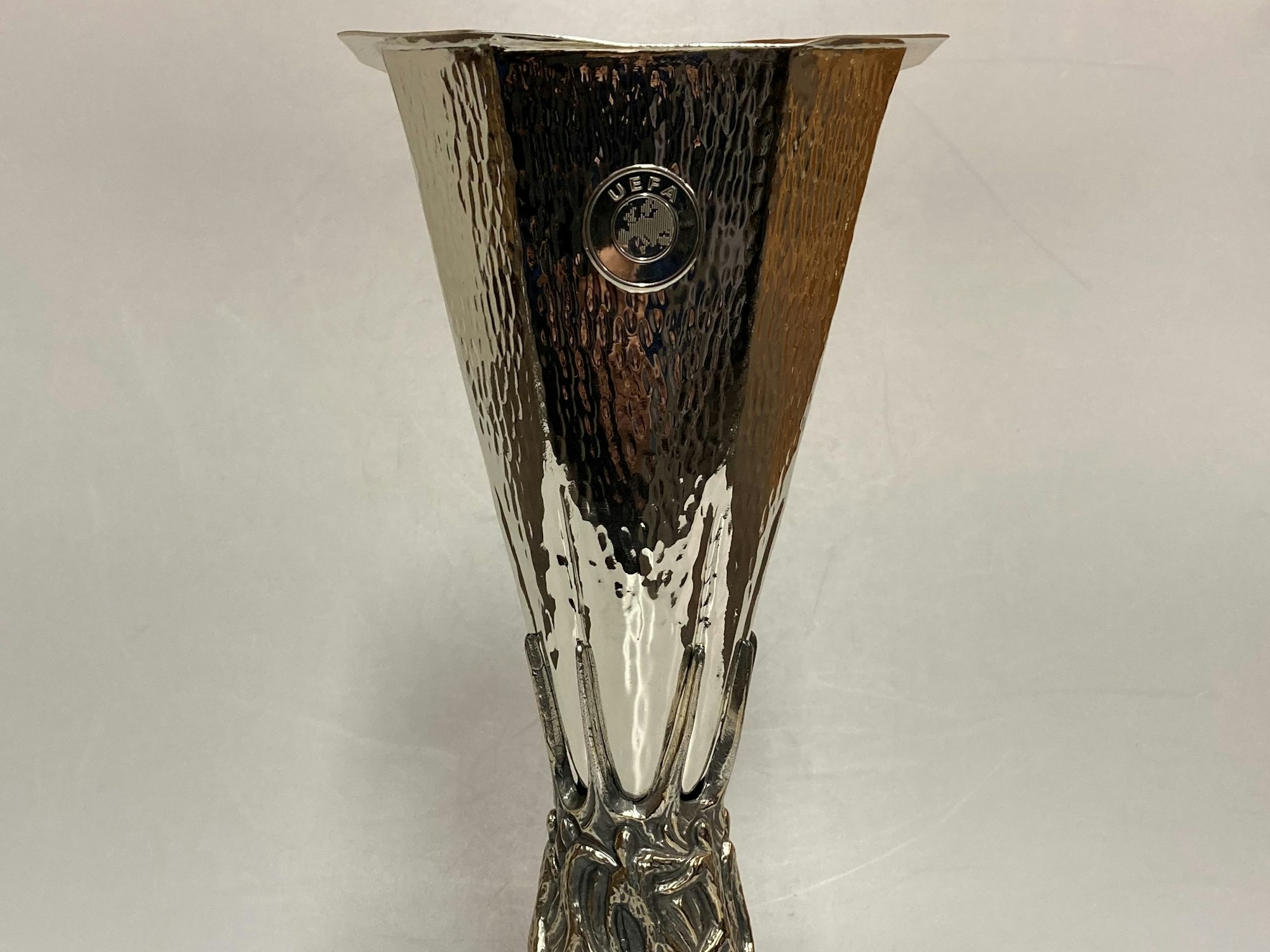 Eine Miniaturausgabe des Europa League Pokals vom Finale 2020.