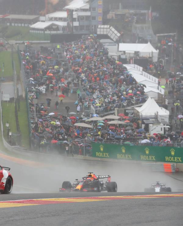 Max Verstappen fährt im Regen in Spa hinter dem Safety-Car her.