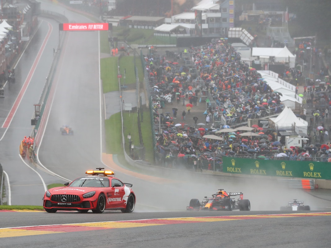 Max Verstappen fährt im Regen in Spa hinter dem Safety-Car her.