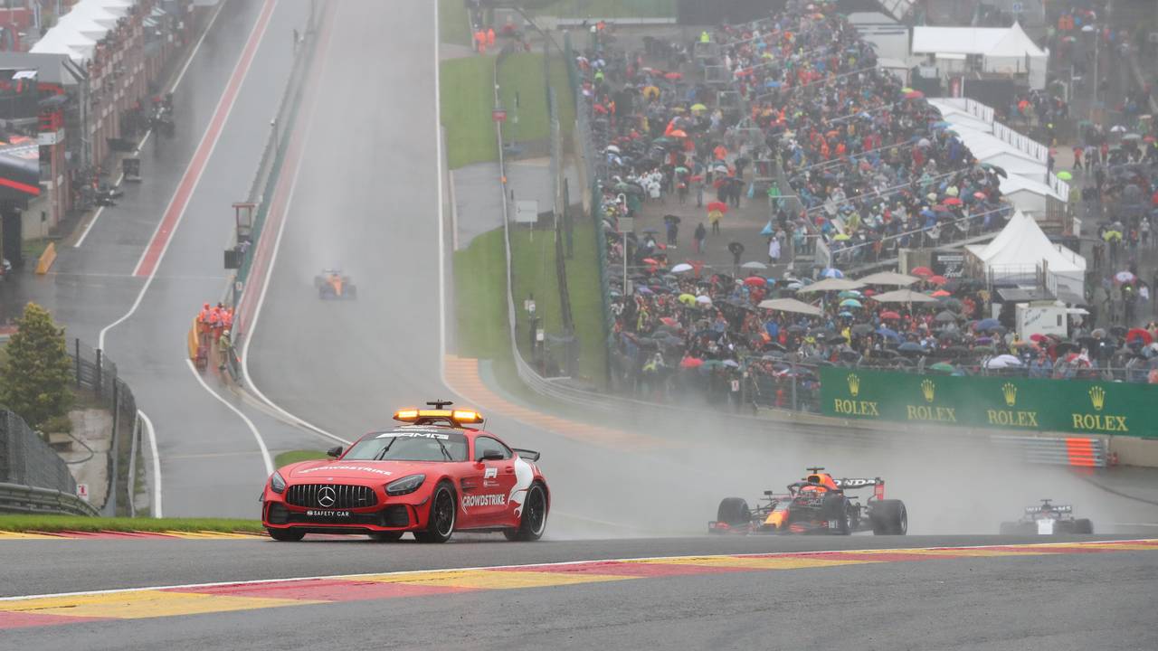 Max Verstappen fährt im Regen in Spa hinter dem Safety-Car her.