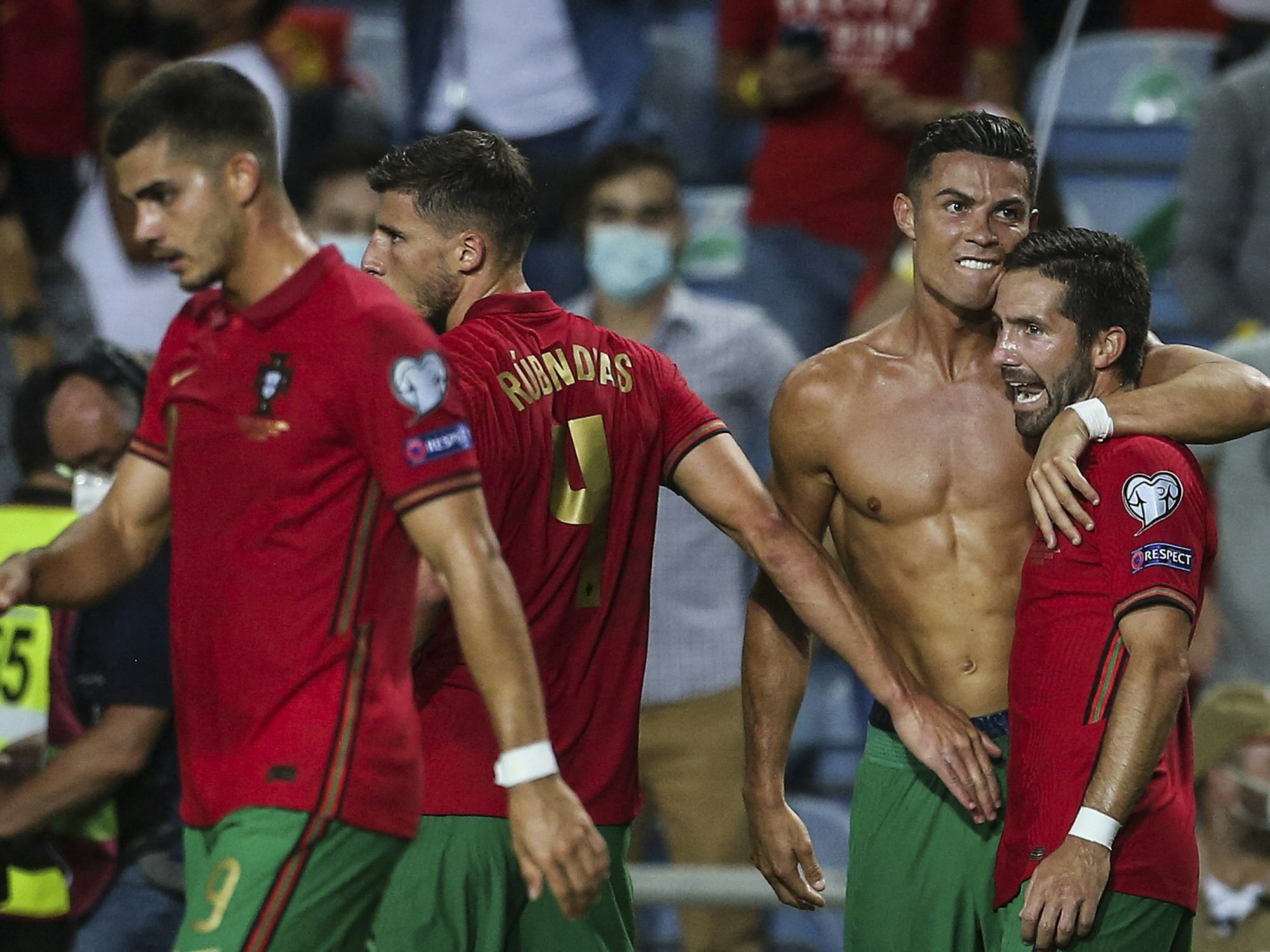 Cristiano Ronaldo feiert oberkörperfrei mit Joao Moutinho