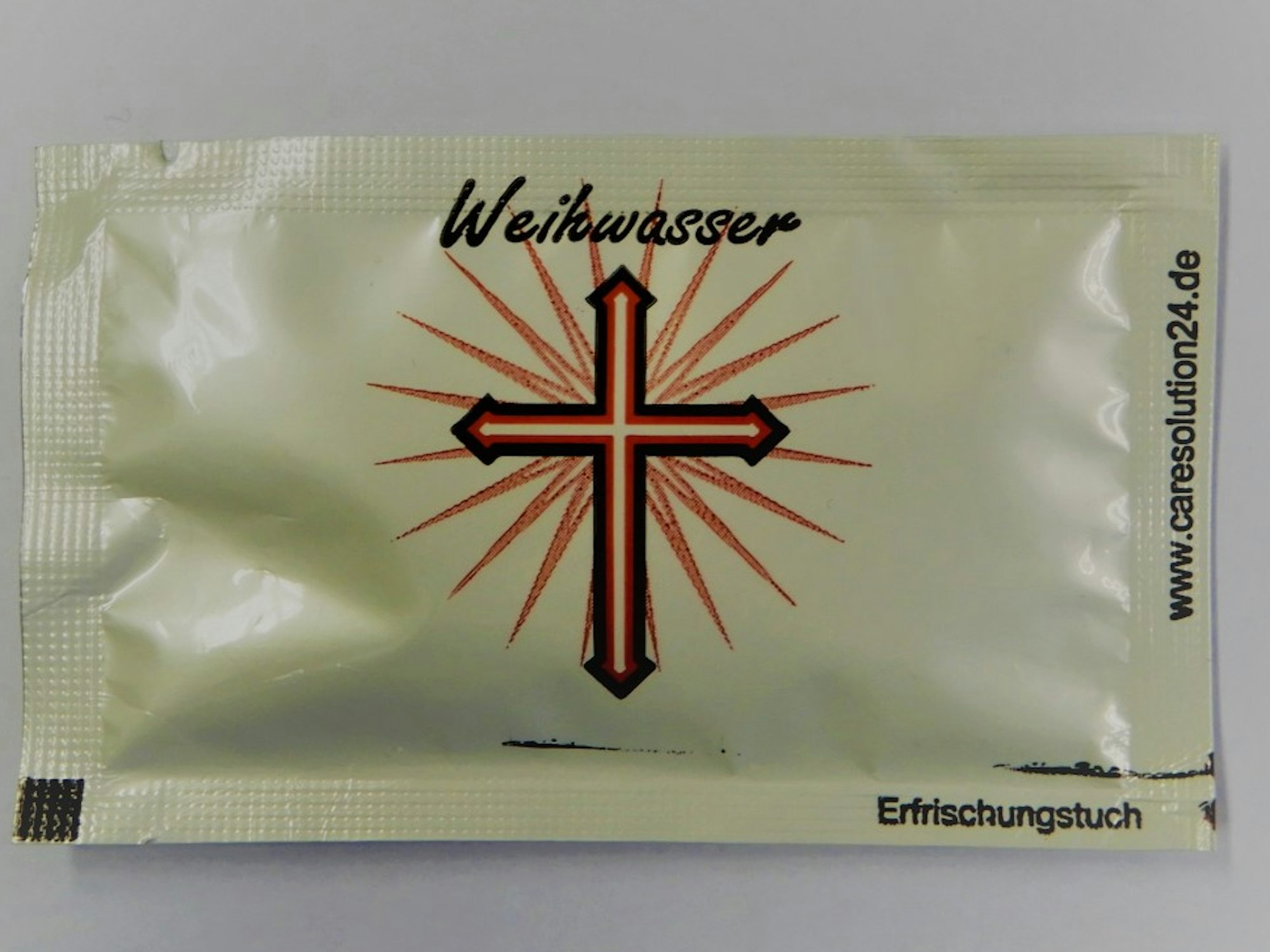 Die Verpackung eines Erfrischungstuches aus gesegnetem Weihwasser.