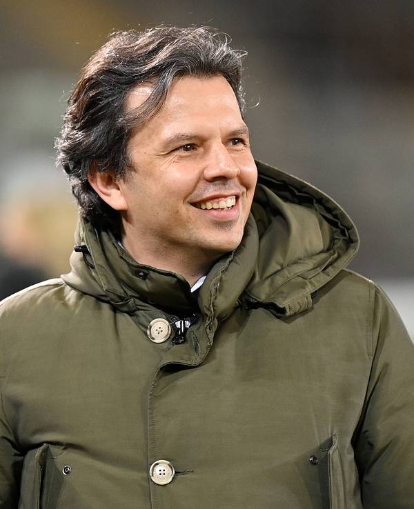 Manager Samir Arabi im Stadion in Bielefeld.