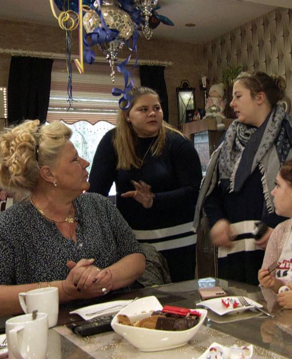 Die Wollnys haben sich im Wohnzimmer versamelt.