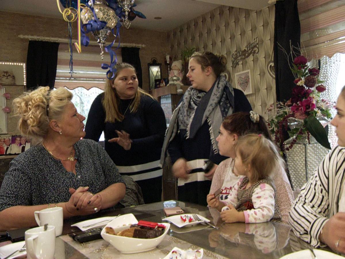Die Wollnys haben sich im Wohnzimmer versamelt.