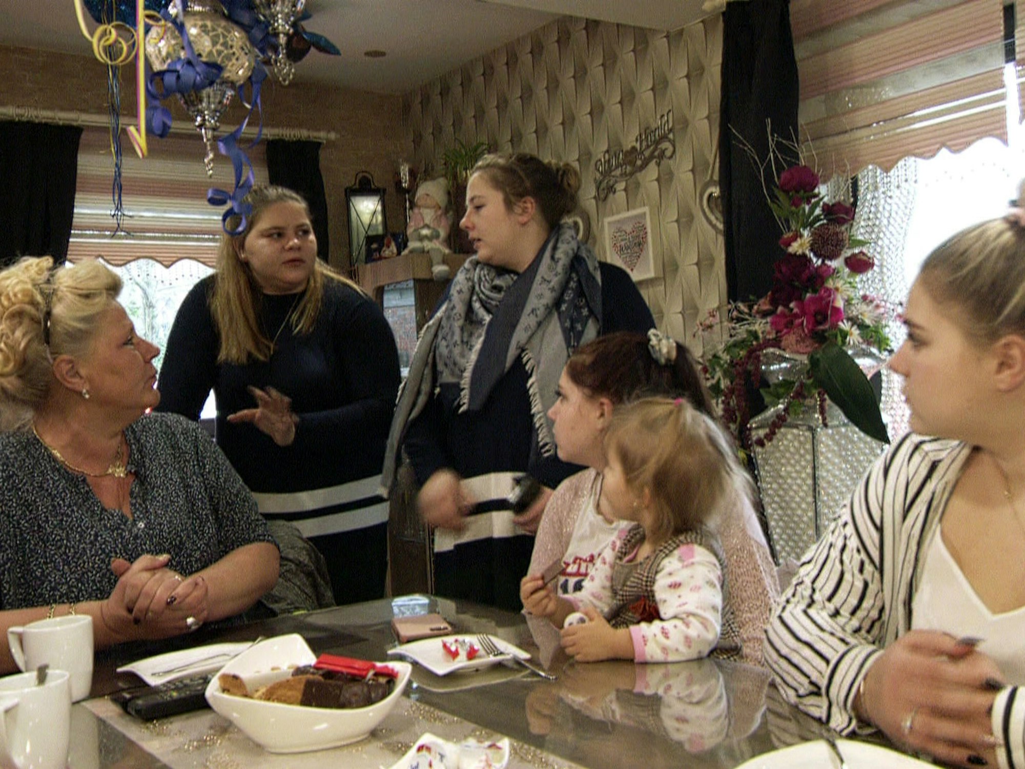 Die Wollnys haben sich im Wohnzimmer versamelt.