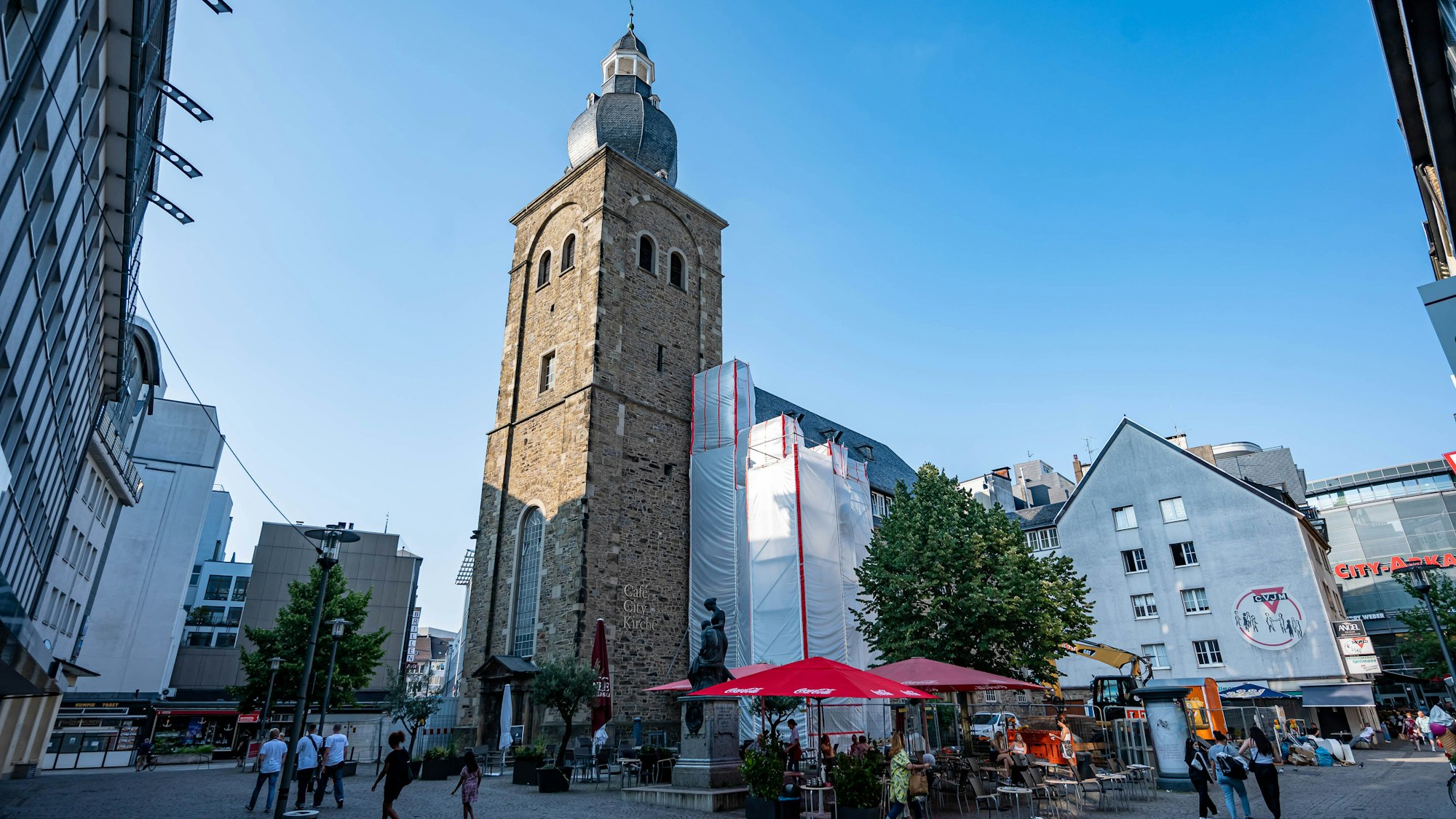 Blick auf eine Kirche Ende Juli in Wuppertal: Die Sieben-Tage-Inzidenz in Nordrhein-Westfalen sinkt weiter. Am höchsten war die Inzidenz weiterhin in Wuppertal, dort steigt der Wert noch.