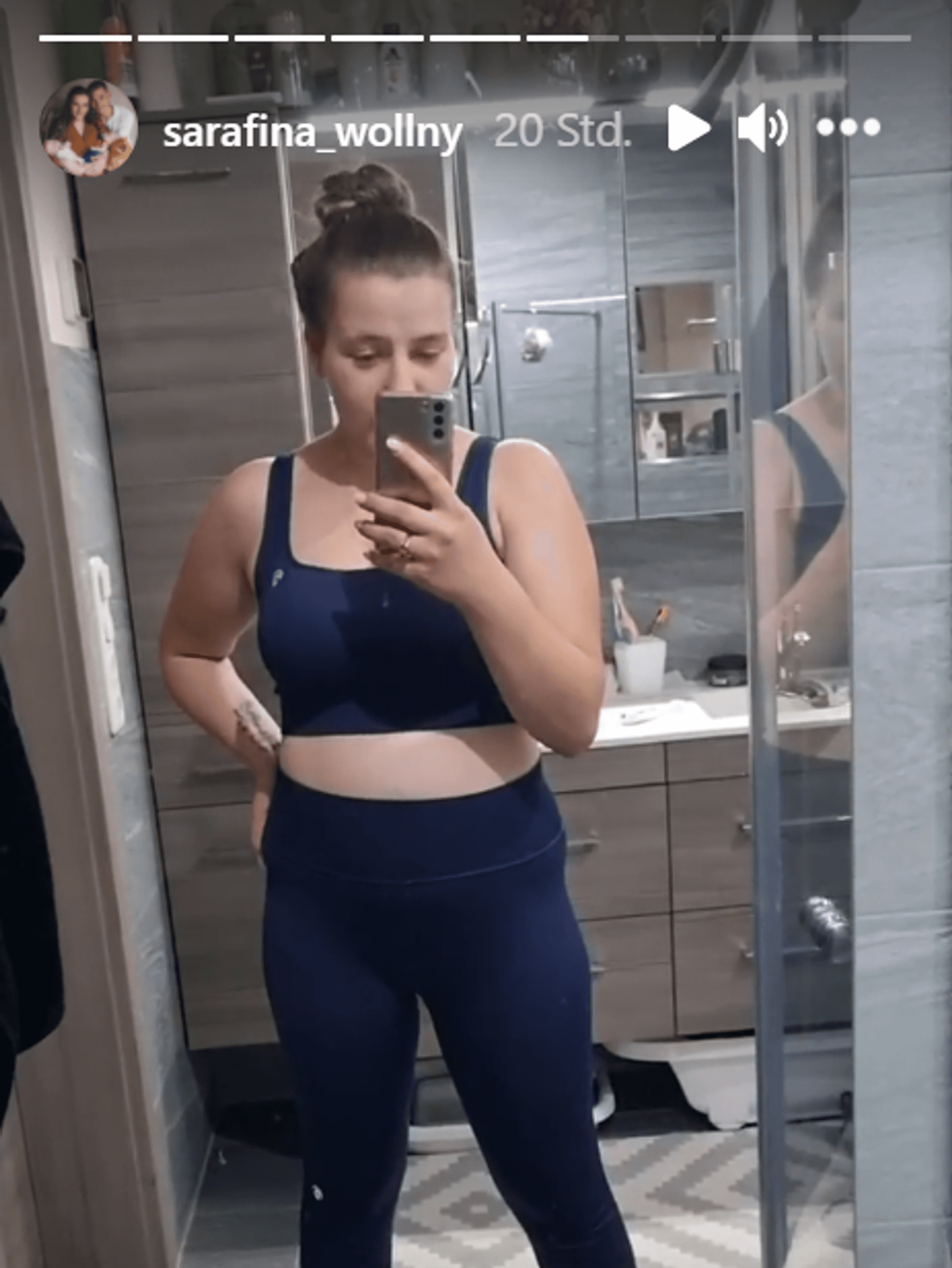 Stolz präsentiert Sarafina Wollny ihren Body in einem knappen Sport-Outfit.