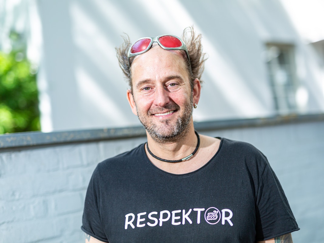 Tom Lehel blickt mit einem Lächerln in die Kamera.