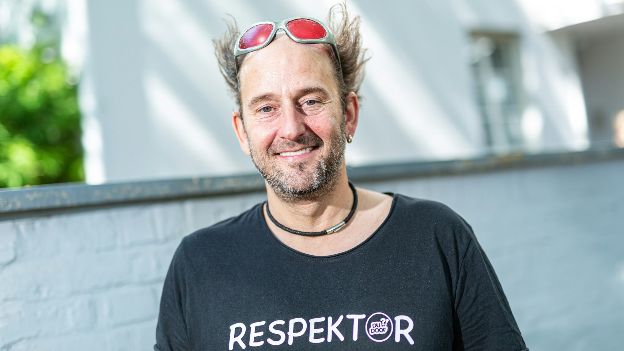 Tom Lehel blickt mit einem Lächerln in die Kamera.