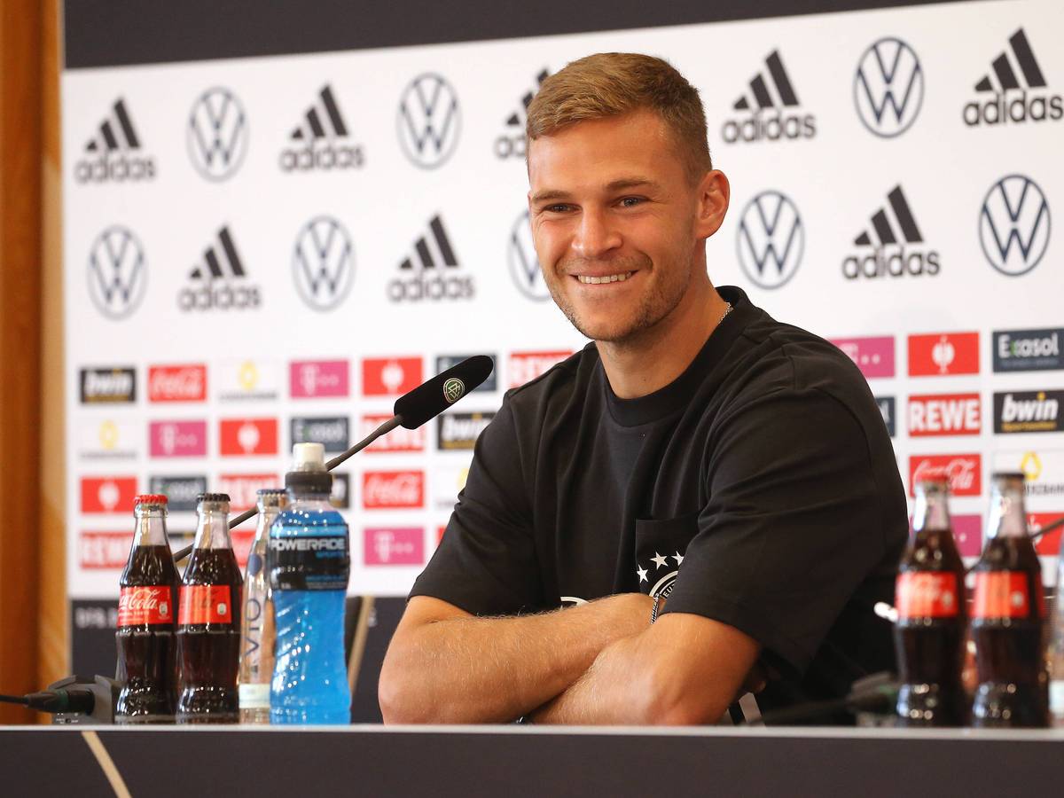 Joshua Kimmich beantwortet Fragen bei der Pressekonferenz der Nationalmannschaft.