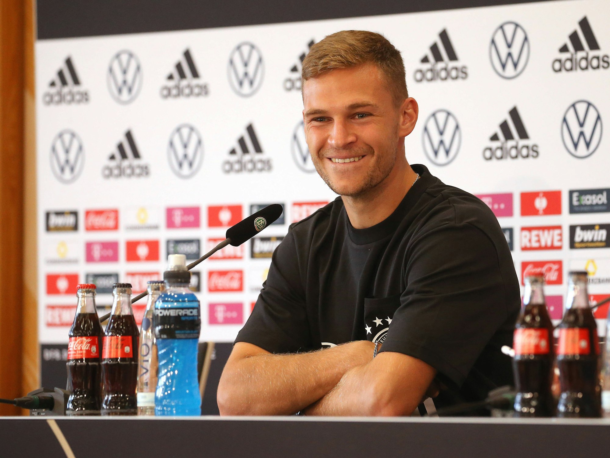 Joshua Kimmich beantwortet Fragen bei der Pressekonferenz der Nationalmannschaft.