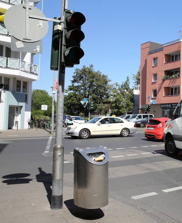 Ein Einsatzwagen der Rheinenergie steht neben einer ausgefallenen Ampelanlage in Ehfenfeld.