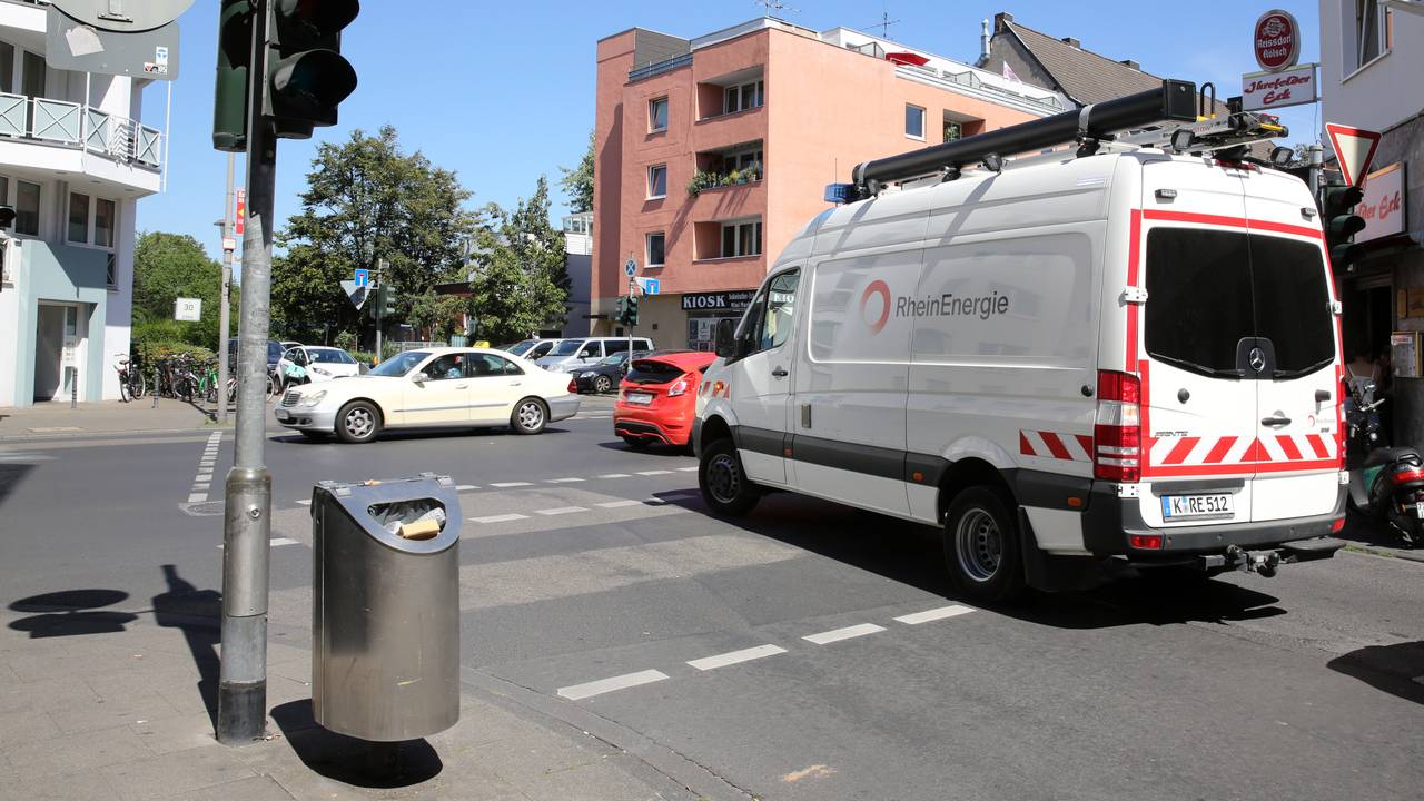 Ein Einsatzwagen der Rheinenergie steht neben einer ausgefallenen Ampelanlage in Ehfenfeld.