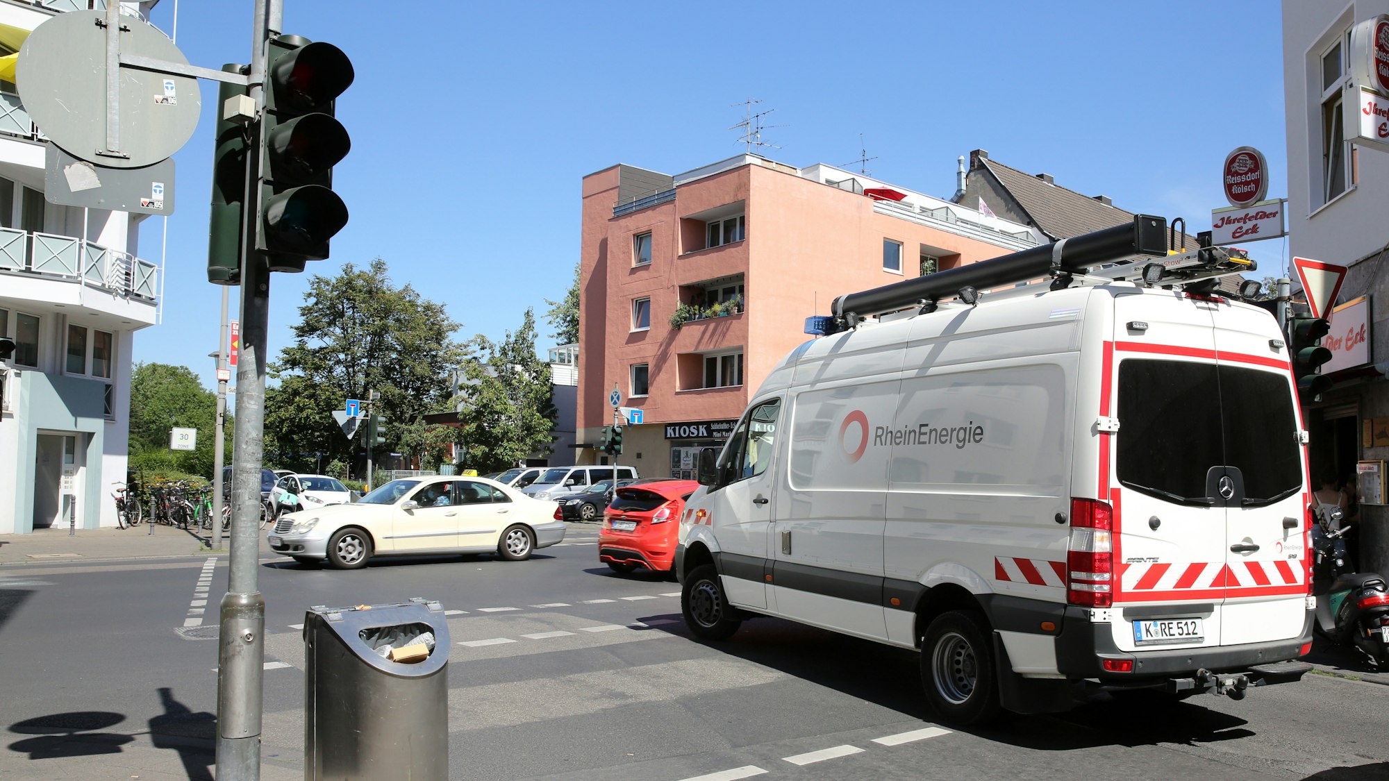 Ein Einsatzwagen der Rheinenergie steht neben einer ausgefallenen Ampelanlage in Ehfenfeld.