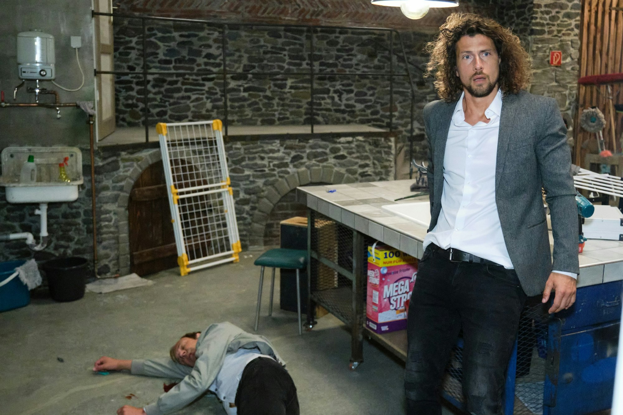 Zwei Schauspieler am Set von Unter uns.