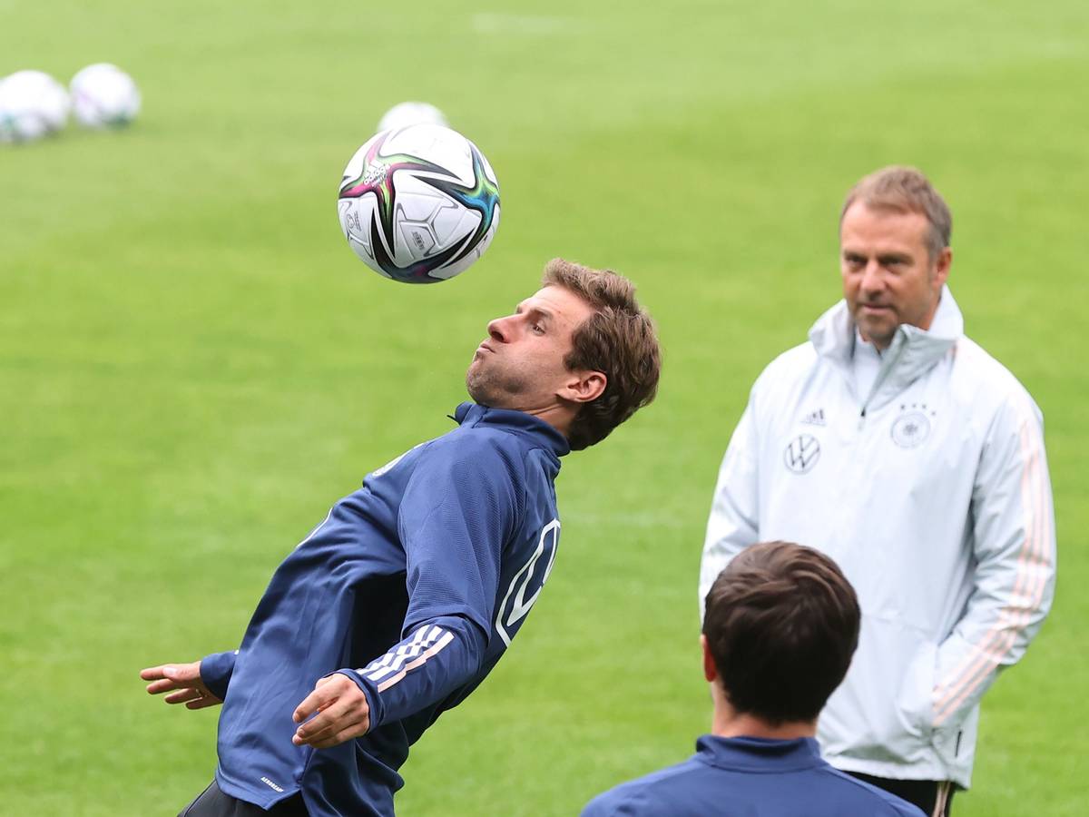 Thomas Müller jongliert beim Training der Nationalmannschaft mit dem Ball.