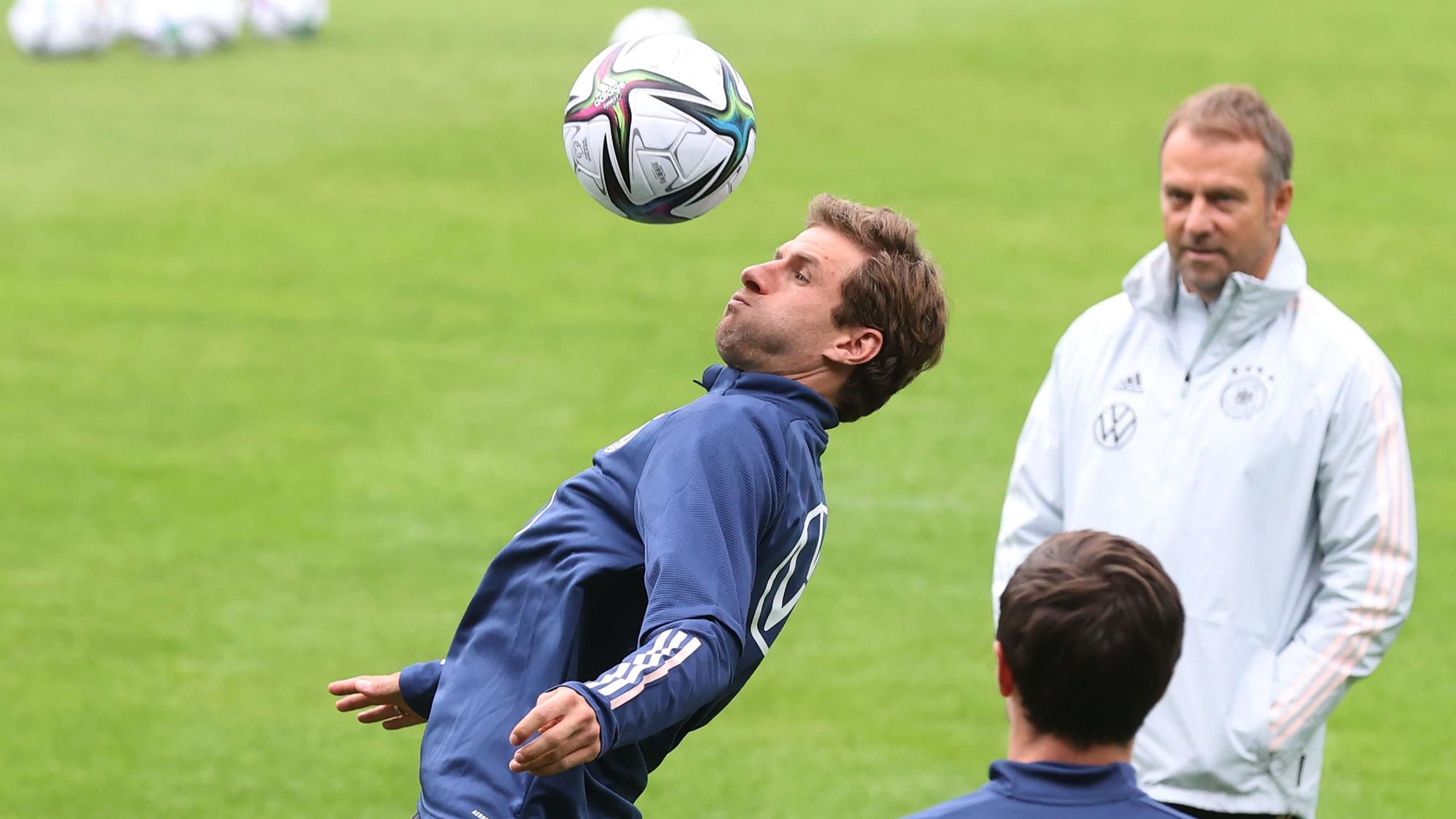 Thomas Müller jongliert beim Training der Nationalmannschaft mit dem Ball.