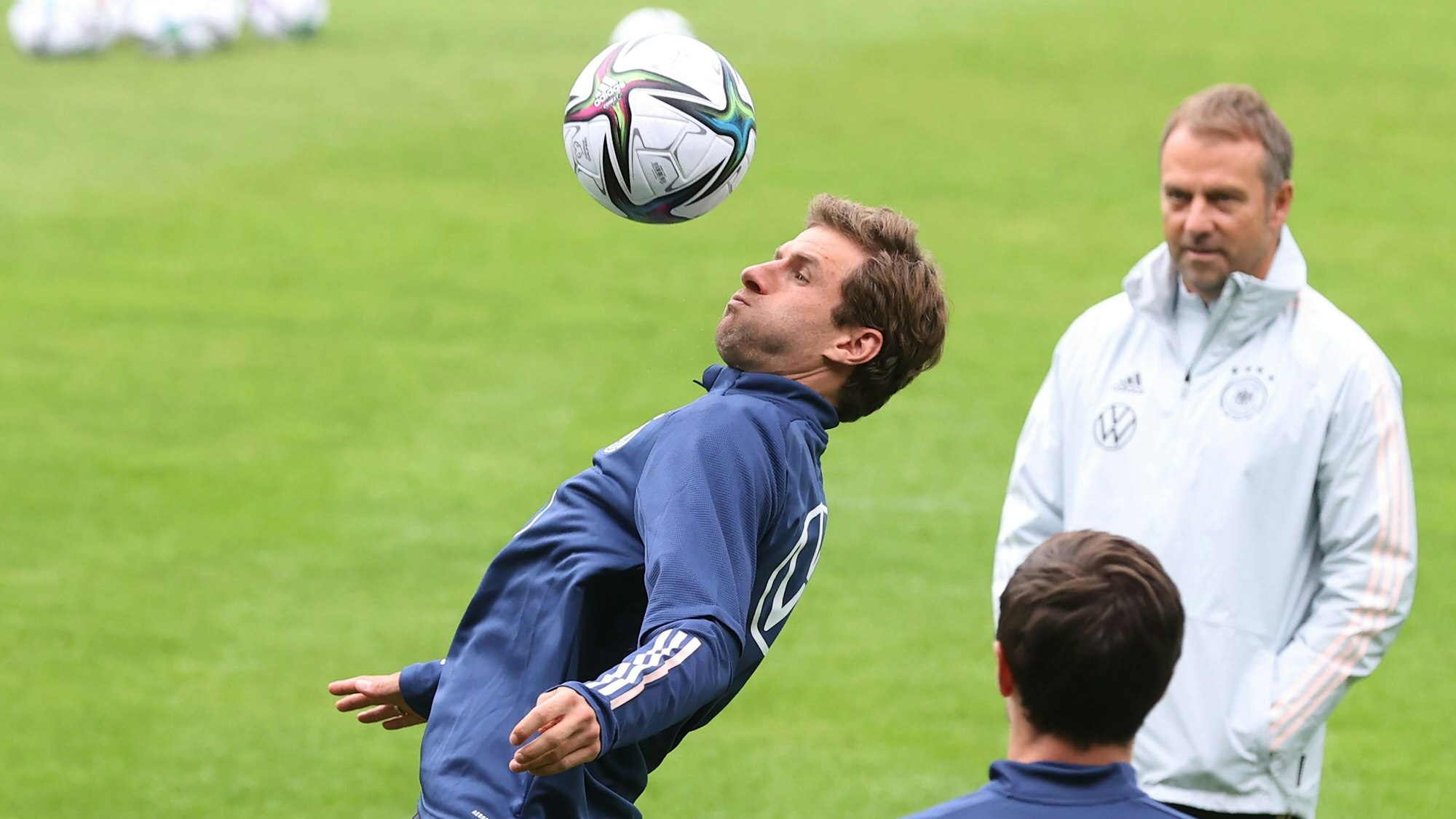 Thomas Müller jongliert beim Training der Nationalmannschaft mit dem Ball.