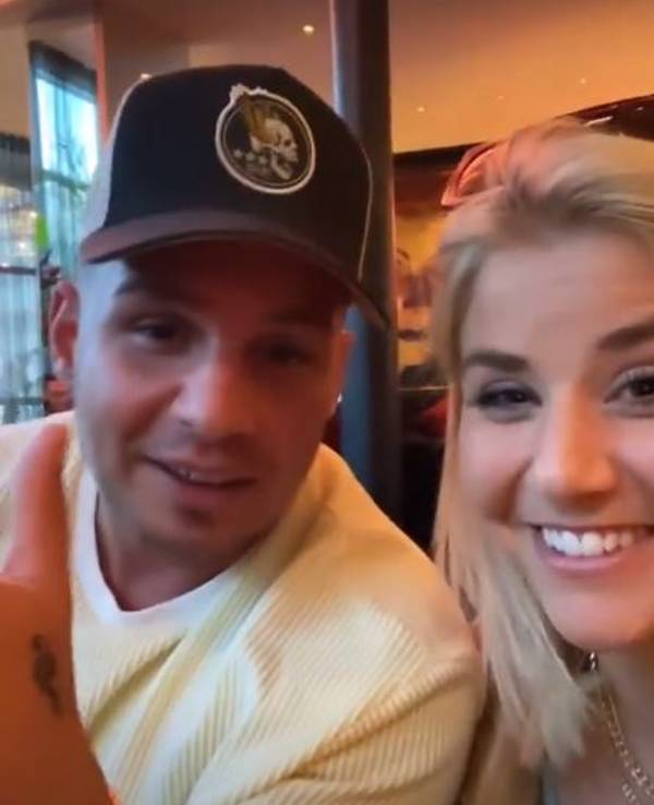 Pietro Lombardi und Beatrice Egli lächeln in die Kamera.