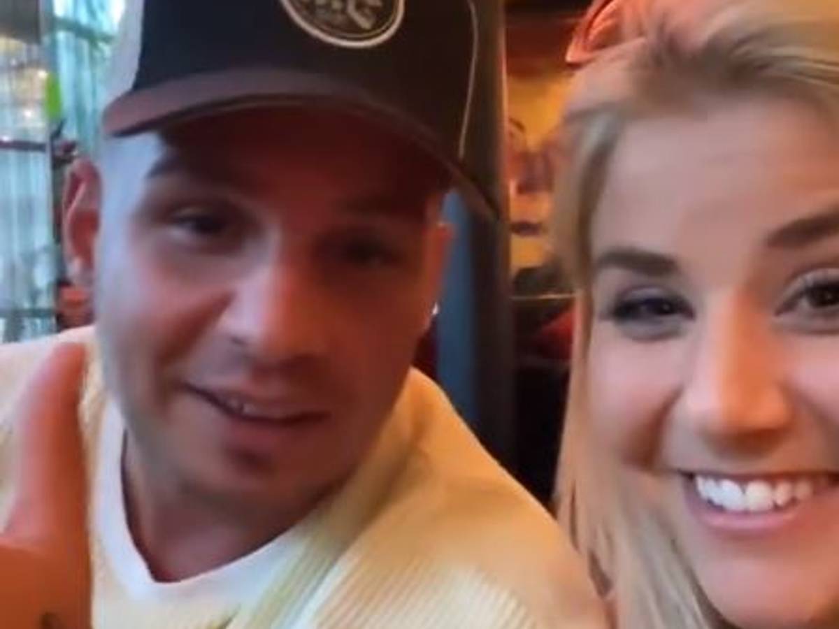 Pietro Lombardi und Beatrice Egli lächeln in die Kamera.