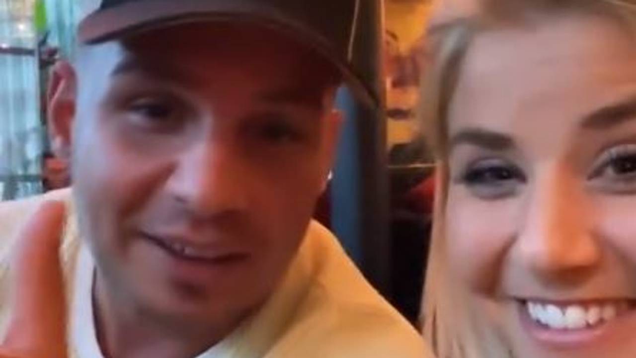 Pietro Lombardi und Beatrice Egli lächeln in die Kamera.