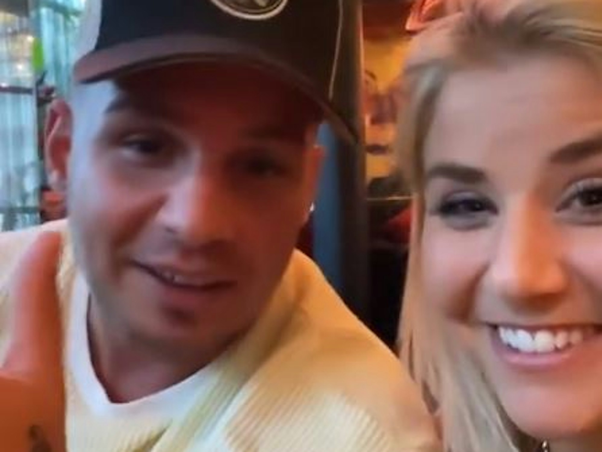 Pietro Lombardi und Beatrice Egli lächeln in die Kamera.