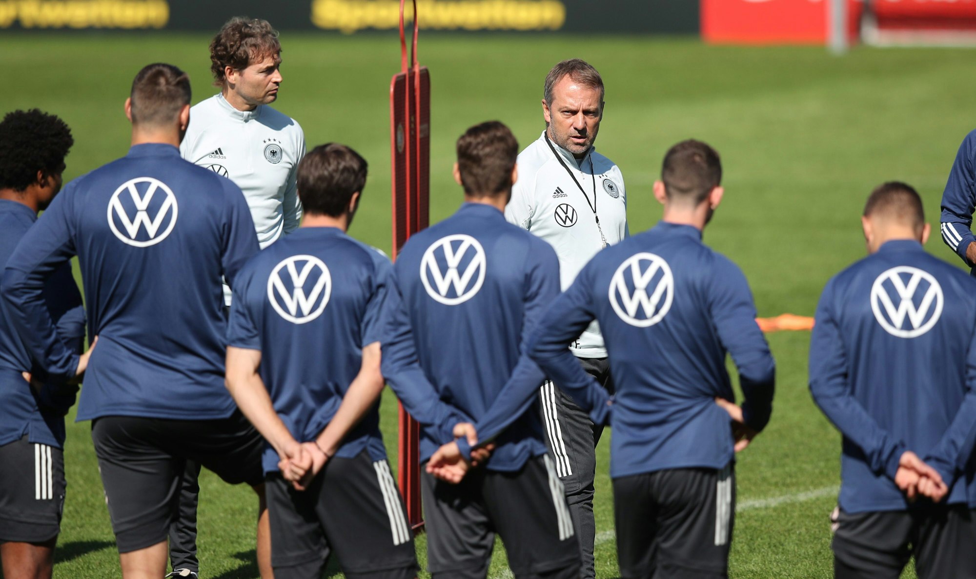 Bundestrainer Hansi Flick und Assistenztrainer Marcus Sorg sprechen mit den Spielern.
