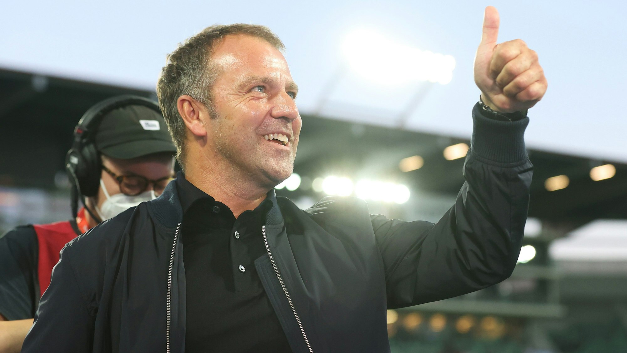 Hansi Flick hebt den Daumen zu den Fans vor dem Spiel gegen Liechtenstein.