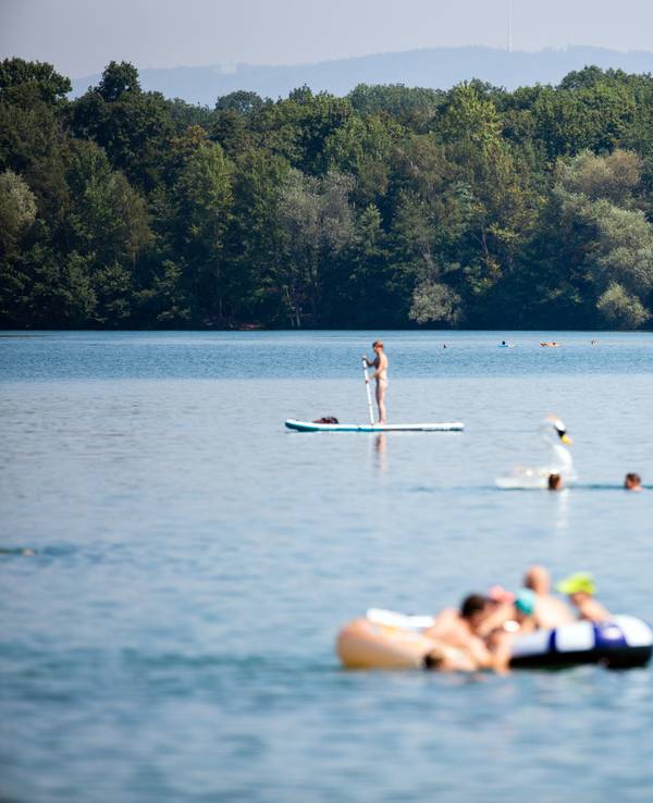Badegäste in einem See in Baden-Württemberg. Dieses Symbolfoto wurde im Juni 2021 aufgenommen.