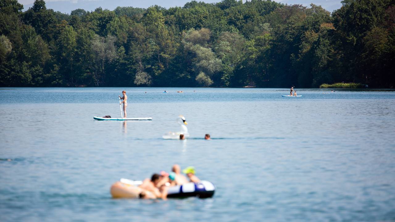 Badegäste in einem See in Baden-Württemberg. Dieses Symbolfoto wurde im Juni 2021 aufgenommen.