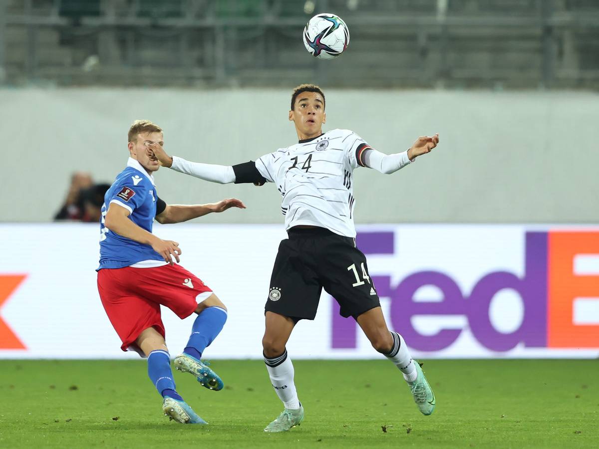 Jamal Musiala behauptet den Ball.